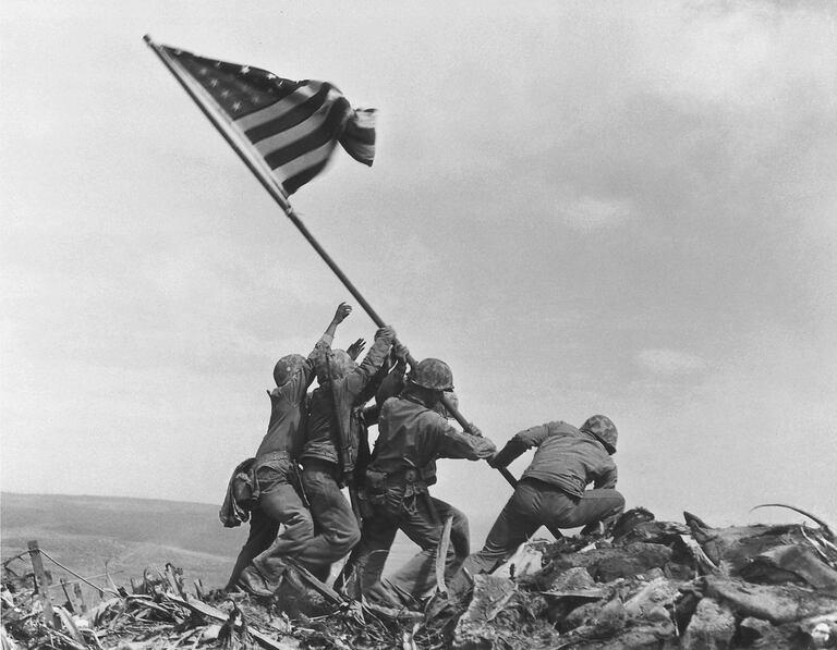  En esta foto de archivo del 23 de febrero de 1945, marines estadounidenses del 28º Regimiento, 5ª División, izan la bandera estadounidense en la cima del monte Suribachi, Iwo Jima, Japón. 
