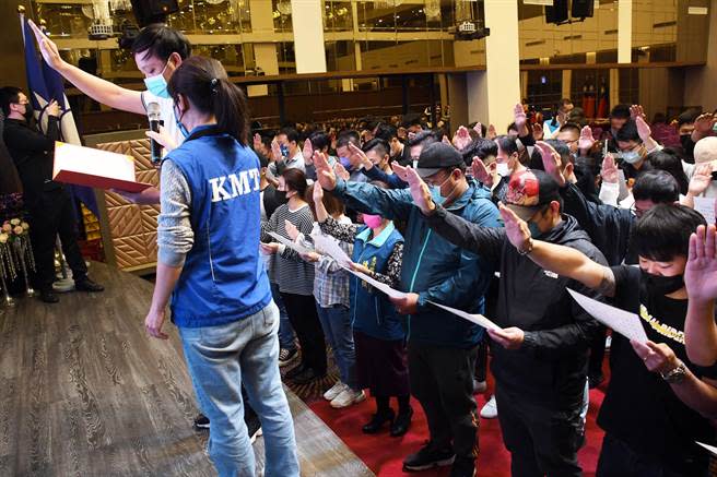 國民黨台東縣黨部號召100多位青年入黨，今天舉行宣誓典禮。（莊哲權攝）