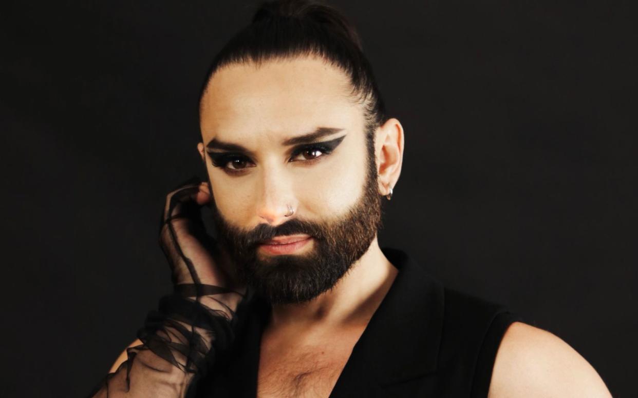 Tom Neuwirth aka Conchita Wurst gewann vor acht Jahren den europäischen Musikwettbewerb ESC für sein Heimatland Österreich. Als Frau mit Bart wurde er zur Symbolfigur für eine Öffnung tradierter Geschlechterrollen. Doch Neuwirth merkte irgendwann, dass er sich wie eine "Präsidentengattin" fühlte, die nichts Falsches sagen oder tun darf.  (Bild: André Karsai /  WURSTTV.com )