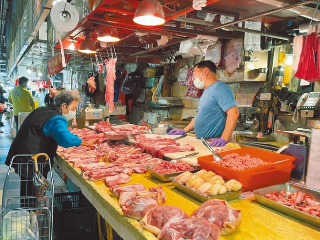 北市成功市場廖姓豬肉攤商指出，市場現殺的溫體豬，都是來自中南部養殖場的國產豬。（吳康瑋攝）