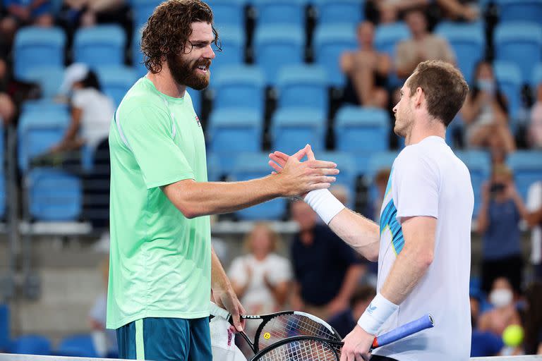 Andy Murray saluda al gigante Reilly Opelka, luego del fantástico triunfo