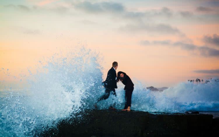 <p>Voici une demande en mariage romantique au bord de la mer. La jeune femme était ravie bien qu’ils aient été mouillés par les vagues.<br>Crédit photo : D.R. </p>