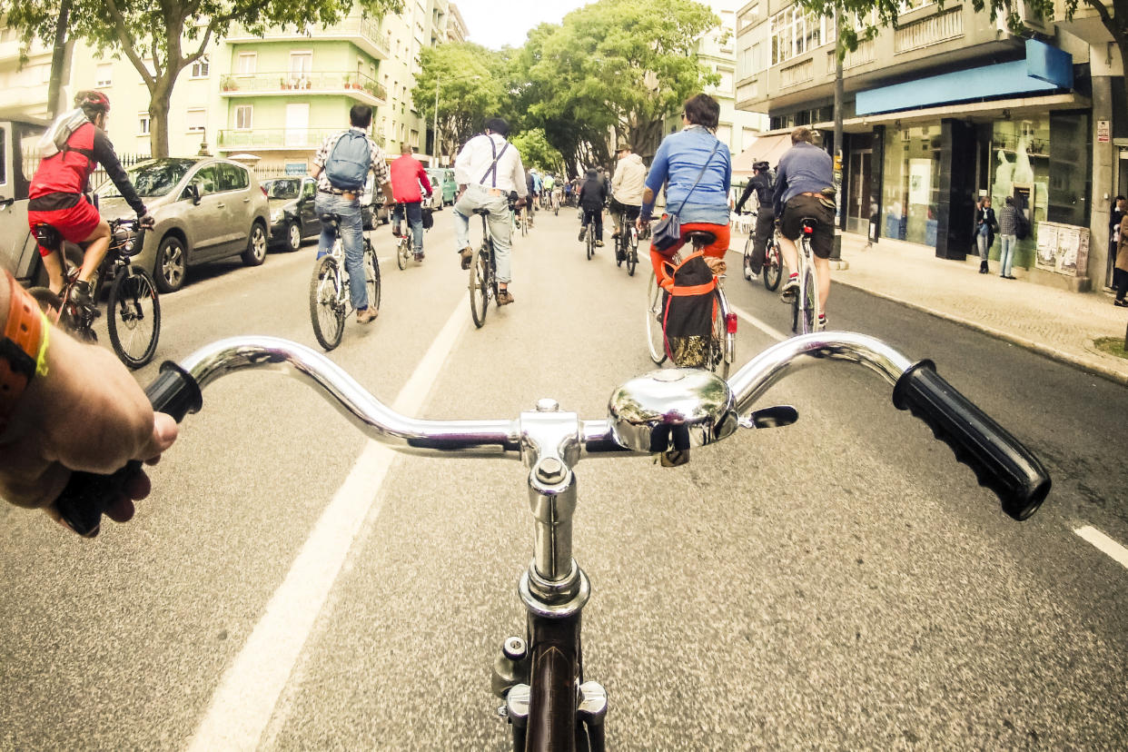 Einhändig fahren? Freihändig fahren? Ist das erlaubt auf dem Fahrrad in Deutschland? Foto: Symbolbild / gettyimages / Enrique Díaz / 7cero