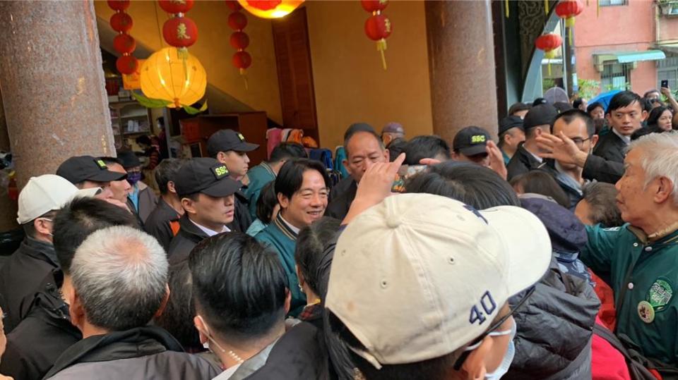 副總統賴清德（二排左三）3日上午前往基隆知名宮廟「慈雲寺」參拜，受到大量民眾簇擁支持。（徐佑昇攝）