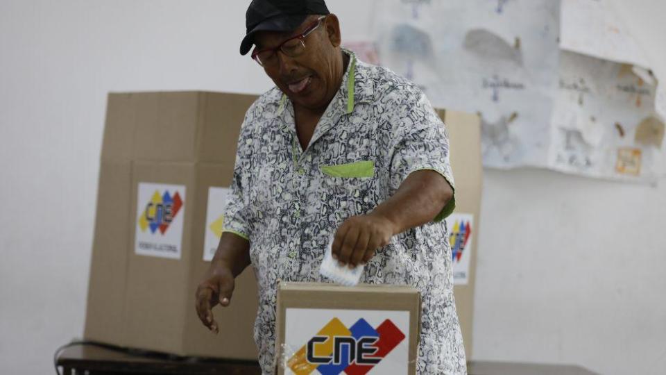 Venezolano votando