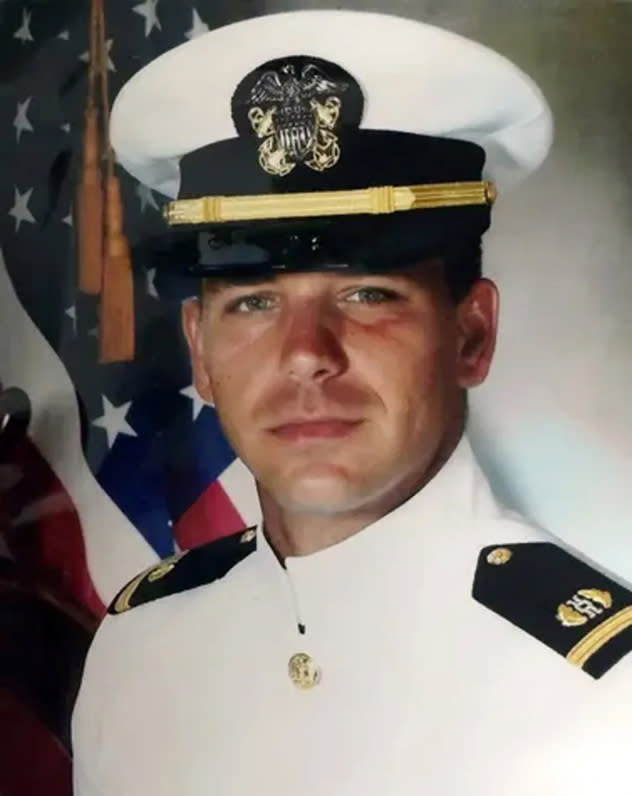 Una fotografía proporcionada por la Marina estadounidense muestra el rostro de Ron DeSantis en su juventud, con el uniforme blanco de la Marina. (Marina de Guerra de Estados Unidos vía The New York Times).