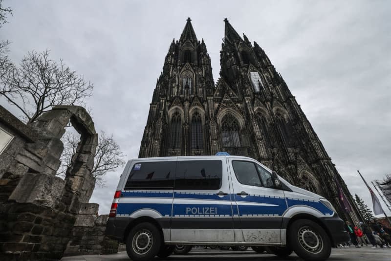 A police vehicle stands in front of the cathedral. Cologne Cathedral remains closed to visitors after the terror alert. Oliver Berg/dpa