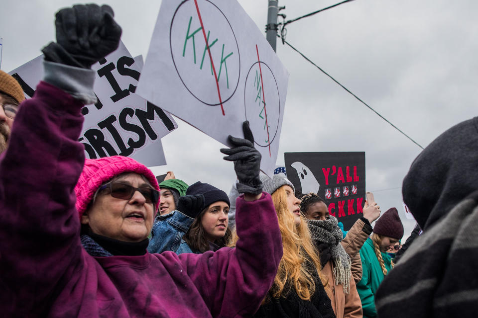 <p>Counter-protestors demonstrate during a “White Lives Matter” rally on Oct. 28, 2017 in Shelbyville, Tenn. (Photo: Joe Buglewicz/Getty Images) </p>