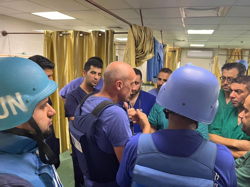 2023年11月18日，世衛組織率領的聯合國評估團隊進入加薩希法醫院。翻攝推特＠WHOoPt