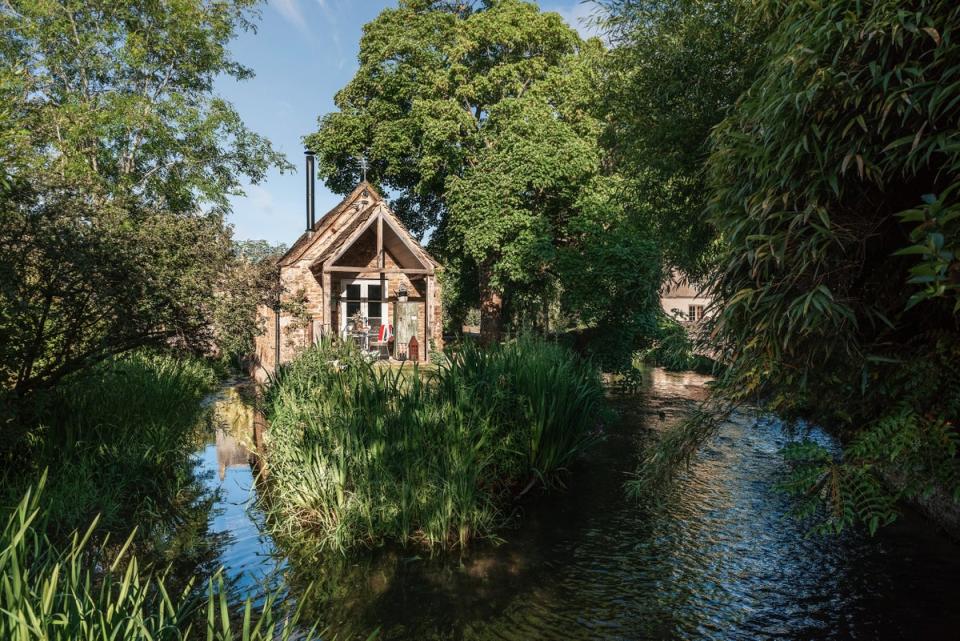 Filly Island puts you right in the heart of the Cotswolds (Images © Unique Homestays www.uniquehomestays.com)