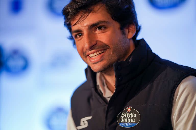 Carlos Sainz trabaja con Rupert Manwaring, el fisioterapeuta que lo ayuda con las tareas para adaptarse a los cambios de husos horarios