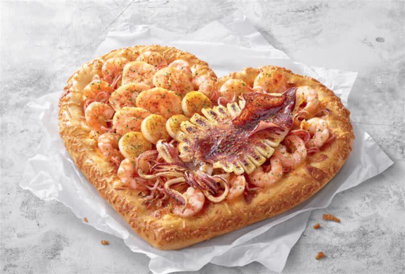 必勝客推出「義式漁夫海鮮比薩」、「愛你魷龍蝦干貝比薩」。（圖／業者提供）