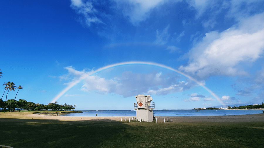 Ala Moana Beach Park白天運氣好的話可以碰上海面上大大的彩虹