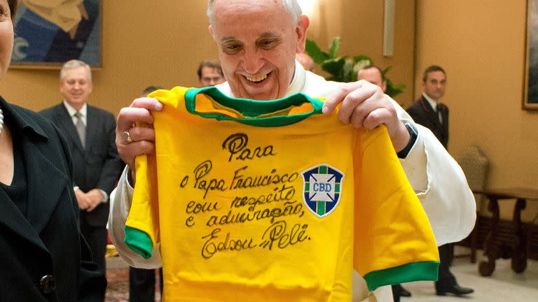 El Papa recibió una camiseta firmada por Pelé cuando en 2014 lo visitó en el Vaticano la entonces presidenta brasileña Dilma Rousseff