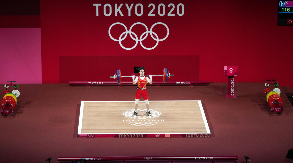 La levantadora de pesas Hou Zhihui de China ganó el oro en halterofilia en la división femenil de los 49 kilogramos en Tokio y rompió tres récords olímpicos, ella forma parte de una temible escuadra china de halterofilia que buscaba arrasar en cada peso en el que competía. (Doug Mills/The New York Times)
