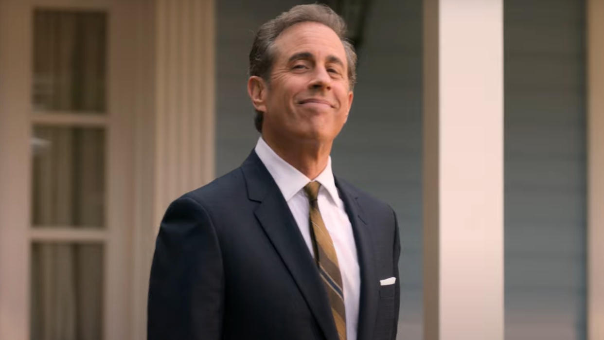  Jerry Seinfeld smirks in front of his house in Unfrosted: The Pop-Tart Story. . 