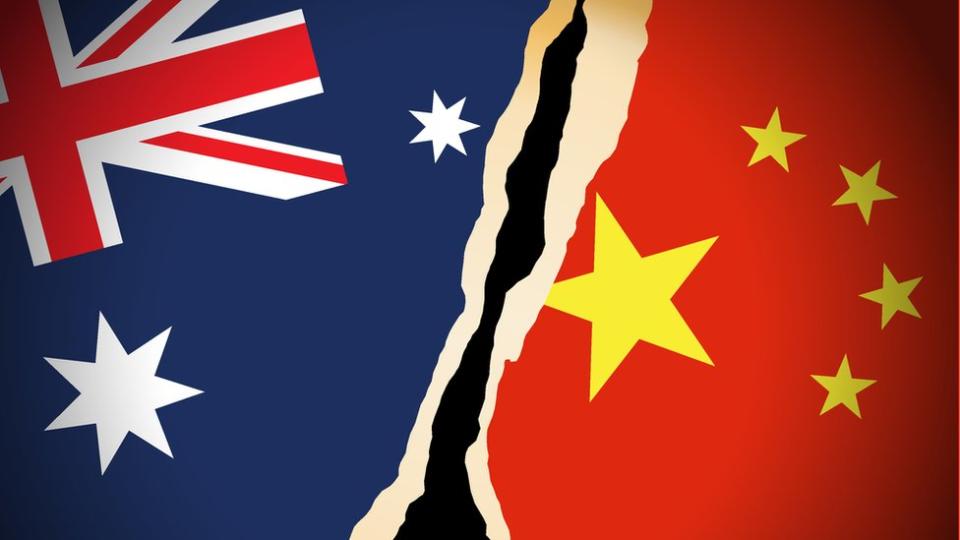 Banderas de Australia y China rasgadas.