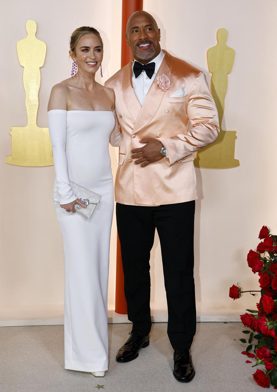 <p>Emily Blunt y Dwayne Johnson en la alfombra de los Oscars 2023. REUTERS/Eric Gaillard</p> 