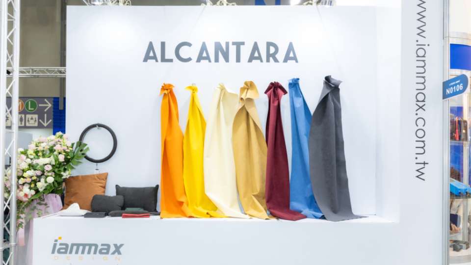 專精於車室內裝改裝升級的美事達iammax，今年攤位亦展出多款不同顏色的Alcantara皮質材料件。(圖片來源/ iammax)