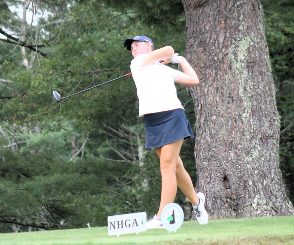 Carys Fennessy, de Dover, sigue adelante con su drive en el tee del hoyo 10 durante el juego de la segunda ronda el martes en el Women's State Am en el Rochester Country Club.