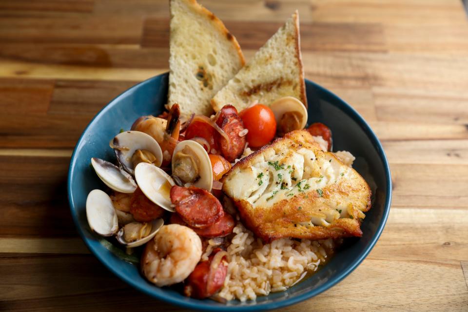 Arroz marinero es un plato de mariscos con bacalao, camarones y almejas salteados con chorizo español, pimientos verdes, tomates, cebollas y arroz bomba en Oso el viernes 6 de enero de 2023 en Silverton, Oregon.