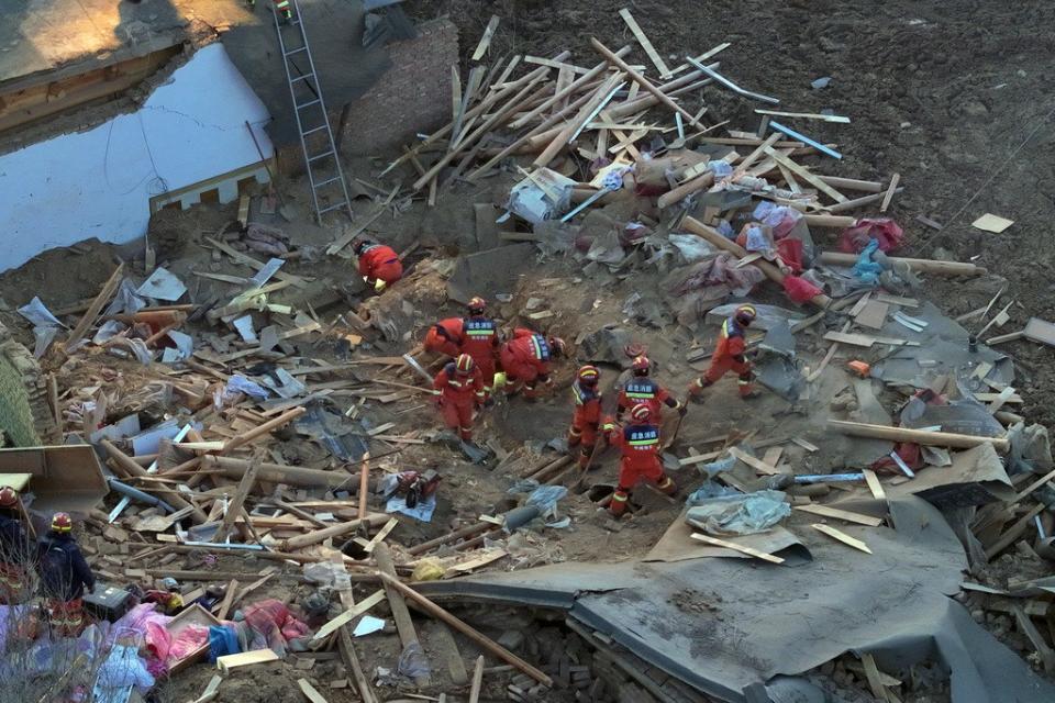 中國甘肅18日深夜發生規模6.2強震，死亡人數增至131人，為9年來死傷最慘重的地震災情。甘肅省的房屋毀損高達15萬5千多棟。美聯社