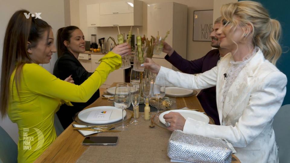 Die wohl viefältigste Runde, die es je bei "Das perfekte Promi Dinner" gab, von links: Jessica Derucki, Irina Schlauch, Nicolas Puschmann und Candy Crash. (Bild: RTL)