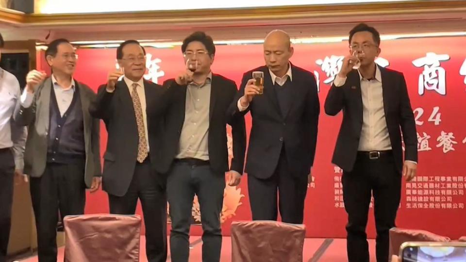 韓國瑜發現手中的飲料並非茶後秒變臉。（圖／TVBS）