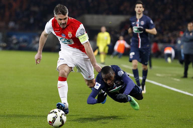 Monaco's French midfielder Jeremy Toulalan (L) challenges Paris Saint-Germain's French midfielder Blaise Matuidi during their French Cup football match in Paris on March 4, 2015