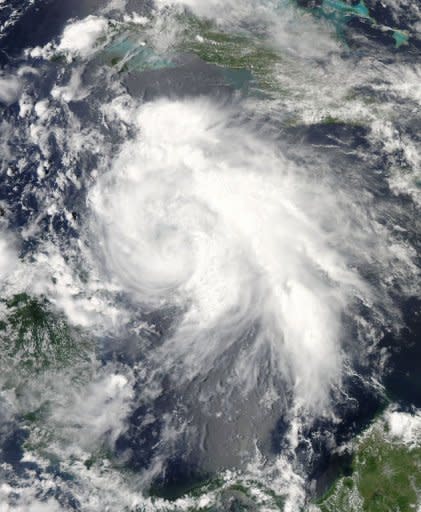 Imagen satelital difundida por la NASA en la que aparece Ernesto, tormenta tropical que se convirtió este martes en huracán de camino a la península mexicana de Yucatán. (AFP | ho)