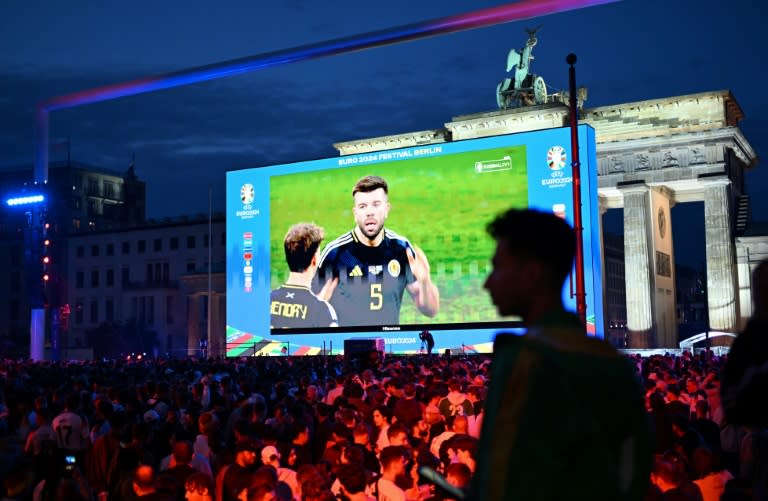 Nach Warnungen vor Unwettern mit Sturm und Hagel haben mehrere Ausrichterstädte der Fußballeuropameisterschaft Fanzonen geschlossen und Public-Viewing-Veranstaltungen abgesagt. Betroffen waren Dortmund, Köln, Düsseldorf, Gelsenkirchen und Berlin. (RALF HIRSCHBERGER)