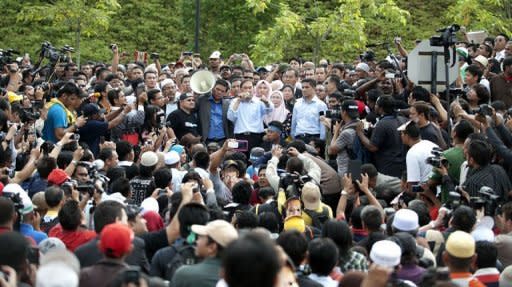 Malaysian opposition leader Anwar Ibrahim (C) speaks to his supporters outside the court after his verdict in Kuala Lumpur. Anwar was acquitted on Monday in a stunning climax to a two-year sodomy trial and quickly set his sights on ousting the long-ruling coalition in upcoming polls
