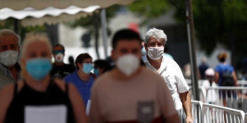 people wearing masks coronavirus