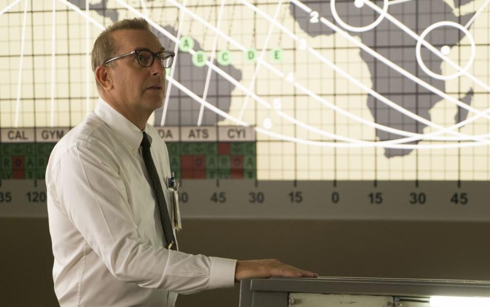 <p>Viele große Rollen hat Kevin Costner (hier in "Hidden Figures") in den letzten Jahren nicht mehr an Land ziehen können. Das sollte ihm doch Gelegenheit bieten, sich seinem Lieblingshobby zu widmen: Seit mindestens zwei Jahrzehnten schreibt Kevin Costner Songs und spielt dazu Gitarre. (Bild: 2017 Twentieth Century Fox)</p> 