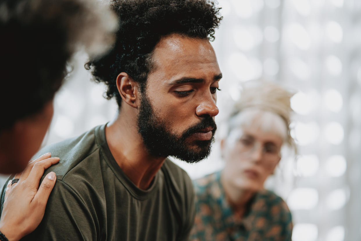 Es importante que las personas sepan y comprendan cuál es la mejor manera de apoyar a sus familiares y amigos que estén padeciendo un trastorno como la depresión. (Getty Creative)