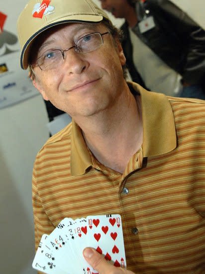 Gates y cartas de bridge.