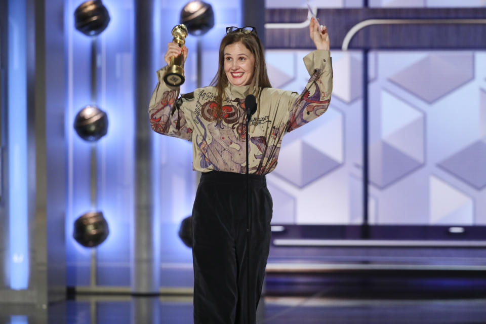 En esta imagen proporcionada por CBS la cineasta Justine Triet de "Anatomy of a Fall" en la 81a edición de los Globos de Oro el domingo 7 de enero de 2024, en el Hotel Beverly Hilton en Beverly Hills, California. (Sonja Flemming/CBS via AP)