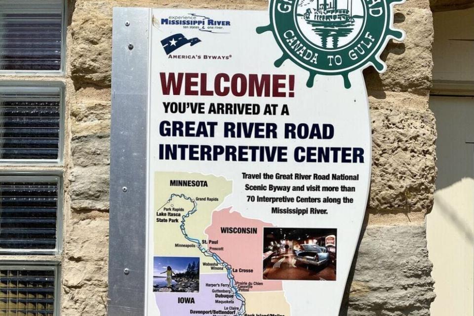 The green and white pilot's wheel sign means you're on the Great River Road