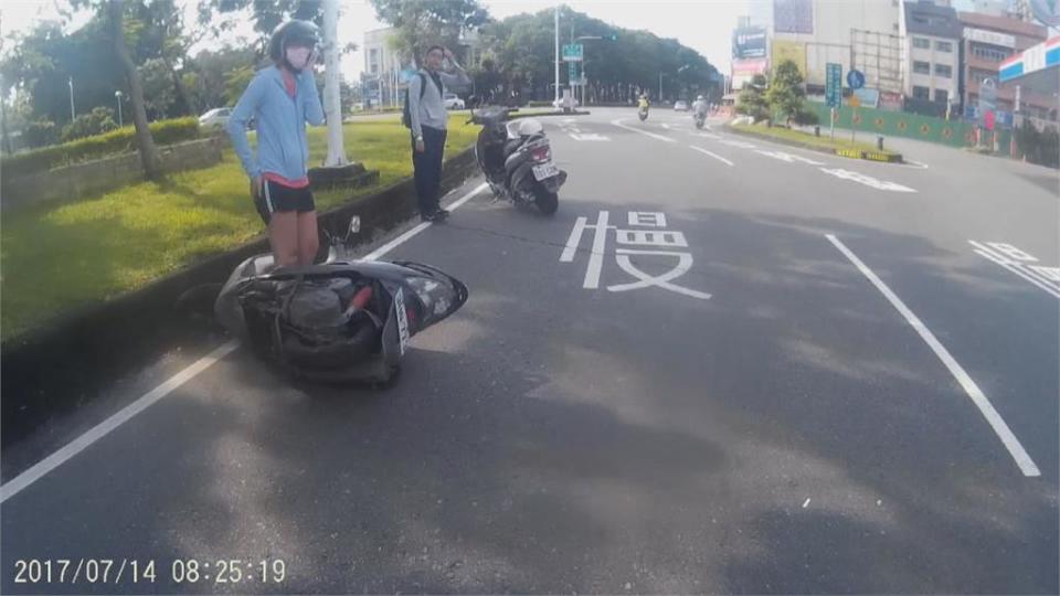 機車停待轉區人卻不見了？　原來騎士在這裡