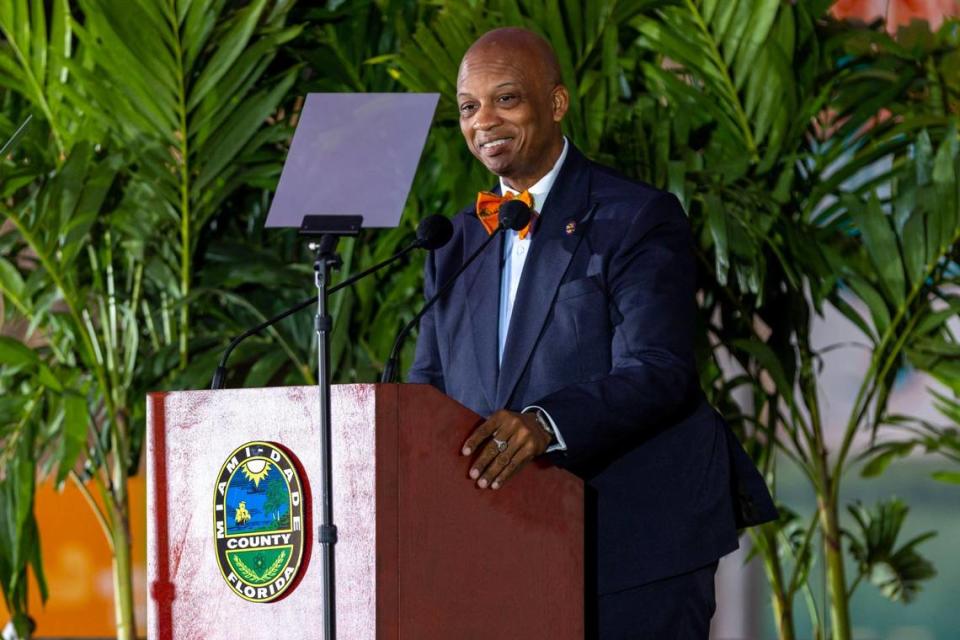 Oliver Gilbert habla a la multitud durante su ceremonia de juramentación como nuevo presidente de la Comisión del Condado Miami-Dade, en el Hard Rock Stadium, en Miami Gardens, Florida, el jueves 15 de diciembre de 2022.