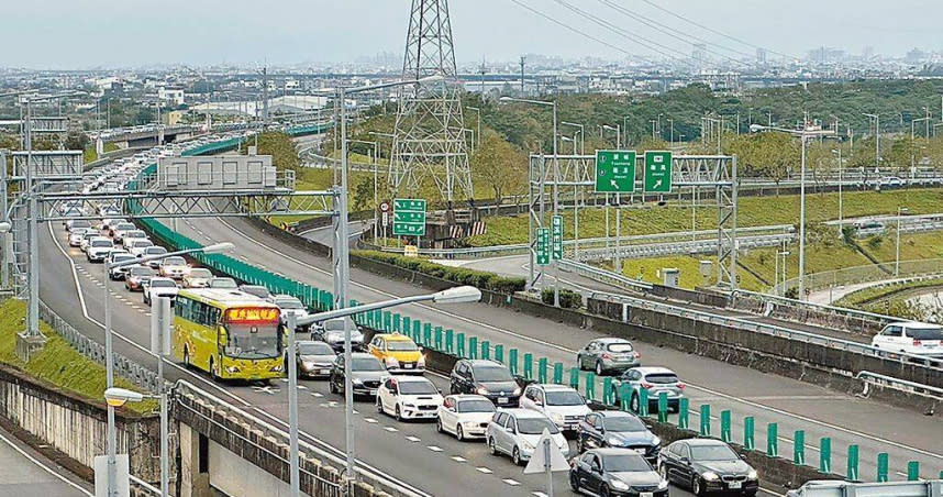 今天是春節連假最後1天，國道5號預估上午8、9時之後將湧現北返車流。圖為昨日國5北上車流狀況。（圖／民眾提供）