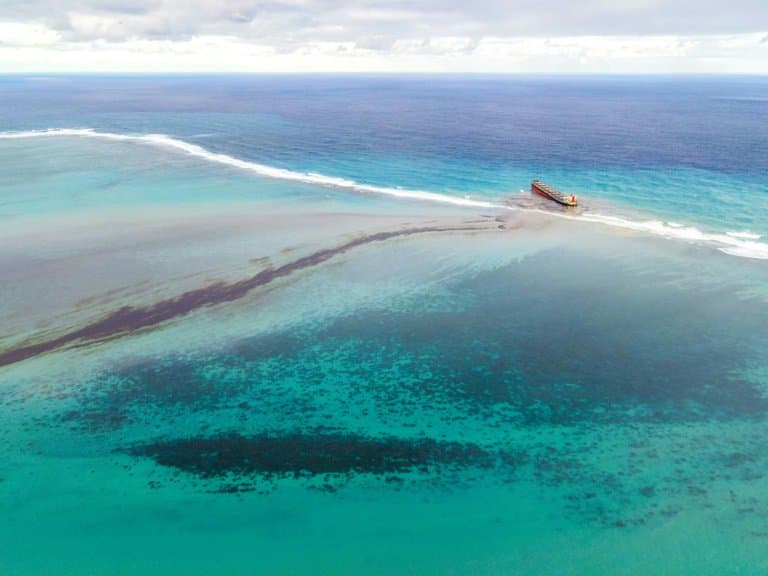 Vue aérienne de la nappe d'hydrocarbures s'échappant du vraquier MV Wakashio (d) au large des côtes de l'Ile Maurice, le 6 août 2020 - STRINGER © 2019 AFP