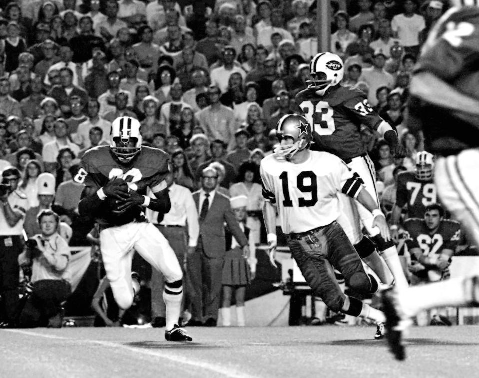 FILE - New York Jets' Richard Caster (88), left, hauls in a second-period pass intended for Dallas Cowboys' Lance Rentzel (19) during an NFL football game Sept. 14, 1970, in Dallas. Jets safety W.K. Hicks (33) watches the play. Former Jets tight end and wide receiver Caster, who was selected for three Pro Bowls during his 13-year NFL career, has died. He was 75. Family representative Kenny Zore confirmed Caster died in his sleep at his home on Long Island, N.Y., Friday, Feb. 2, 2024, after a long illness. (AP Photo/Spencer Jones, File)