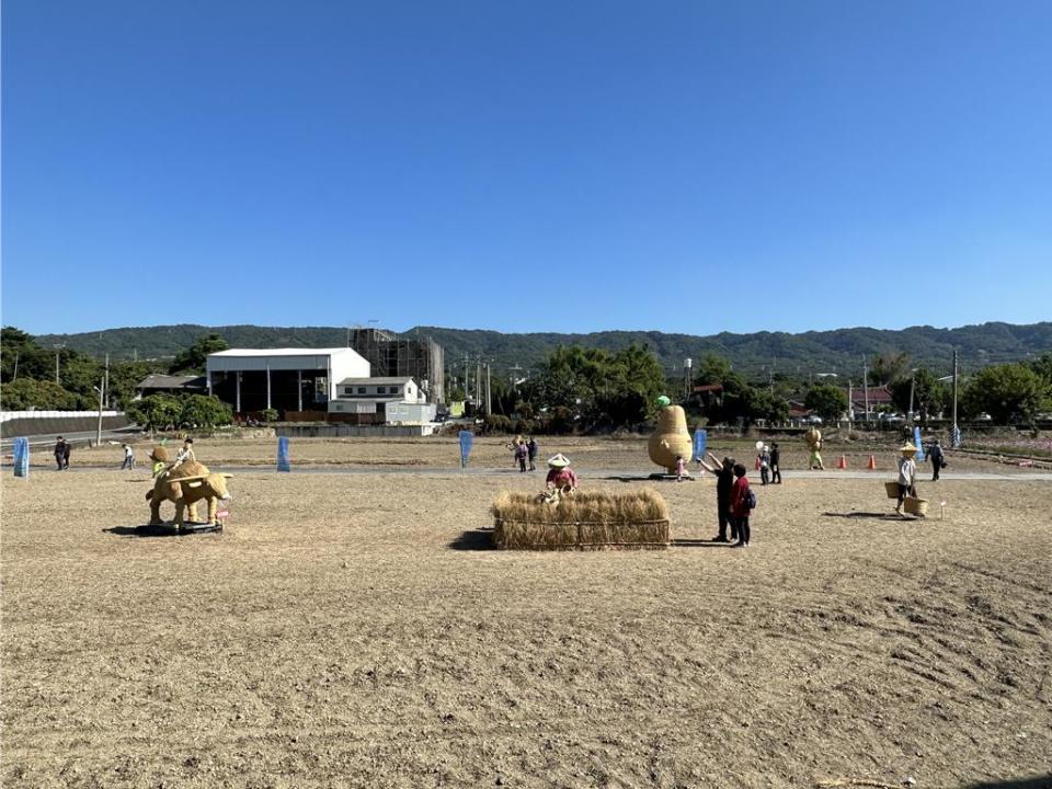 農村稻草文化，將稻草堆疊成「芭樂草人」等景象，生動又活潑，呈現農村田野風光。圖／劉朱松 　　