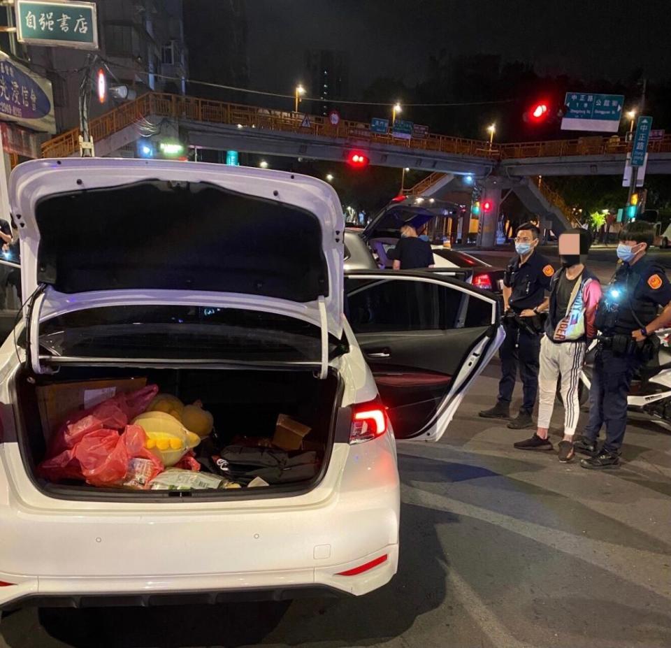 因借貸引起的傷害案，板橋警在犯嫌駕駛車輛後車廂起獲西瓜刀1把、鋼珠槍2把、開山刀1把、辣椒水1罐、鋁棒1把、折疊刀2把、手指虎1個。（板橋警分局提供）