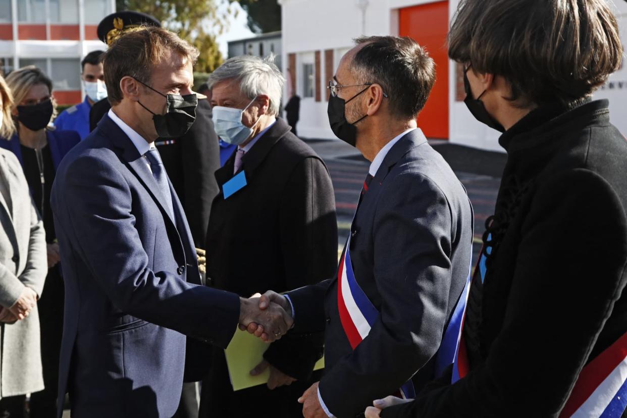 Robert Ménard et Emmanuel Macron à Béziers le 16 novembre 2021 - Guillaume HORCAJUELO / POOL / AFP