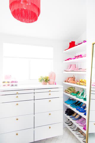 <p><a href="https://studiodiy.com/master-closet-reveal/" data-component="link" data-source="inlineLink" data-type="externalLink" data-ordinal="1">Studio DIY</a></p>