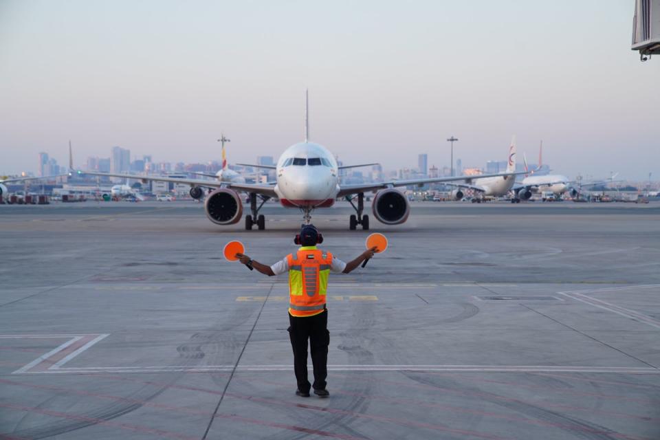 阿聯大暴雨導致杜拜機場一度癱瘓，不過阿聯酋航空稍早宣布恢復營運。（翻攝自@DXBMediaOffice X）