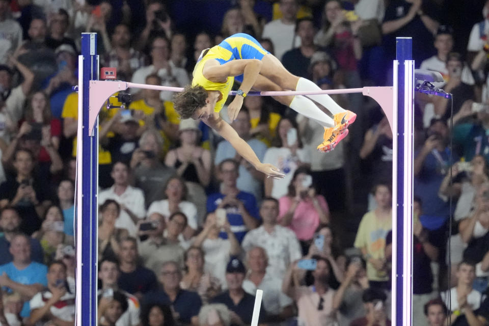 Mondo Duplantis breaks pole vault world record in goldmedal