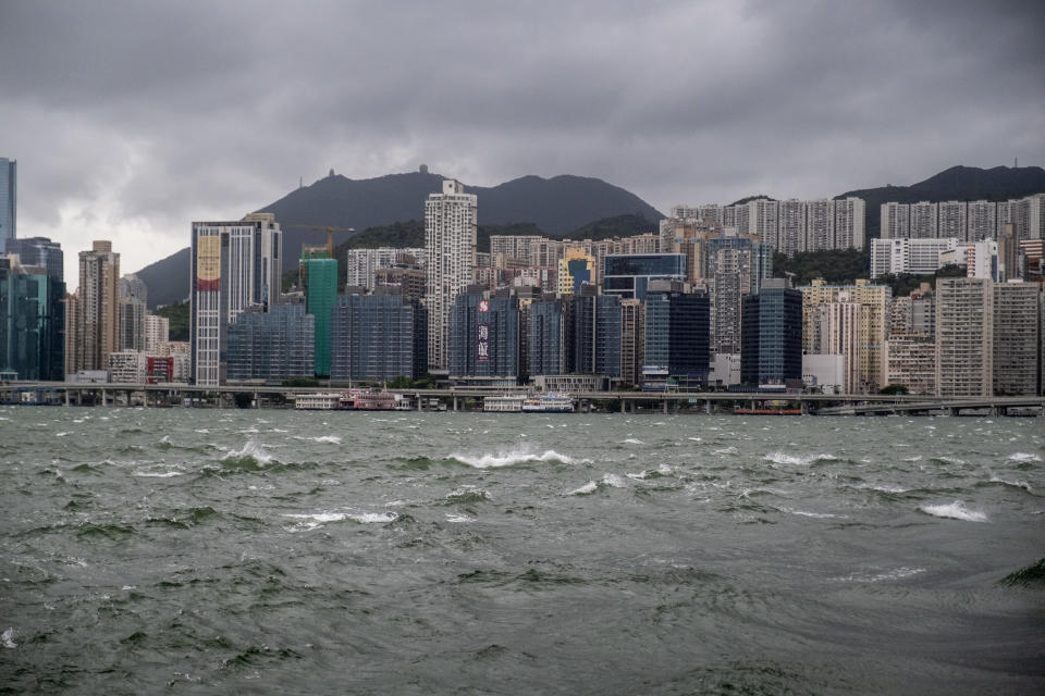 維港在泰利襲港期間翻起白頭浪。(Photo by Vernon Yuen/NurPhoto via Getty Images)